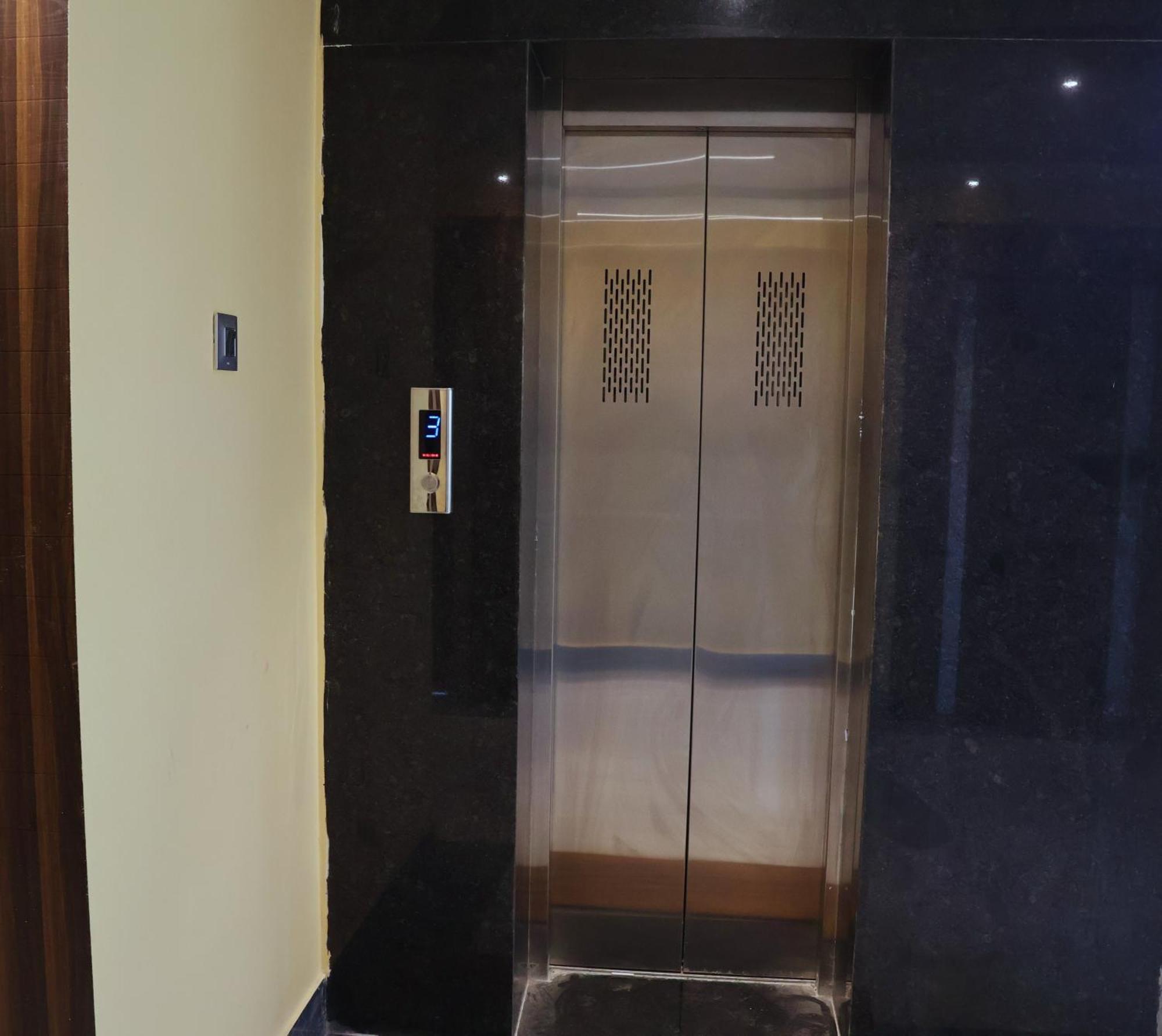 Hotel Aarohi Tarapith Kültér fotó