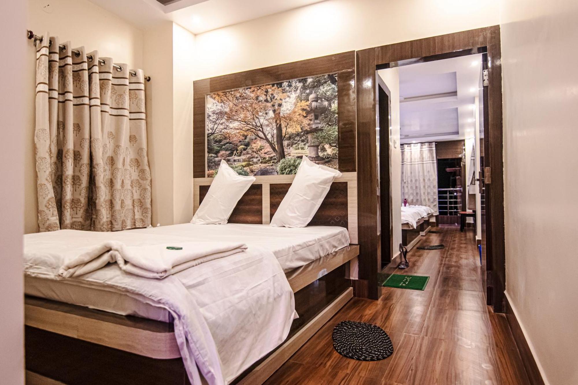 Hotel Aarohi Tarapith Kültér fotó