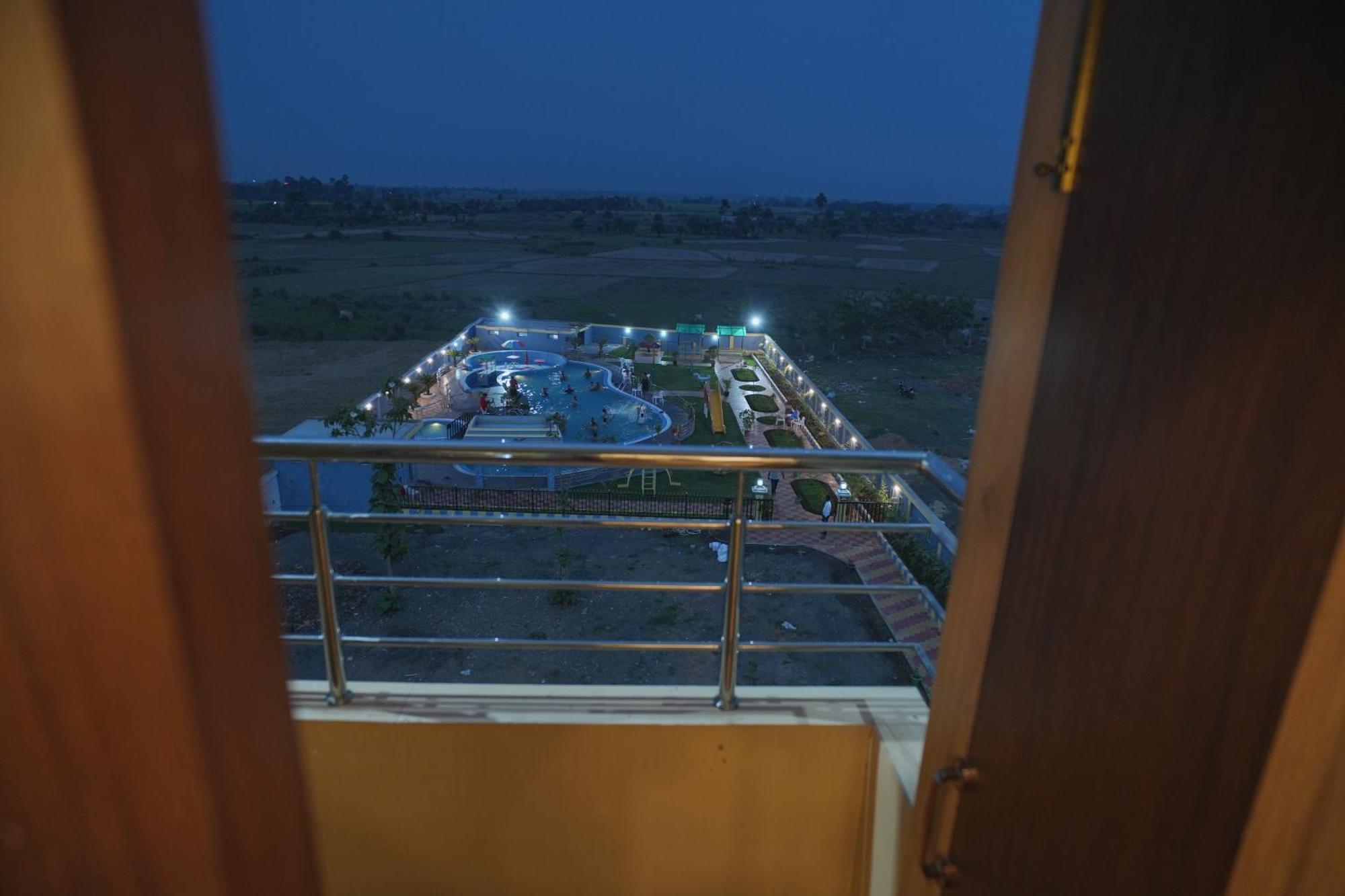 Hotel Aarohi Tarapith Kültér fotó